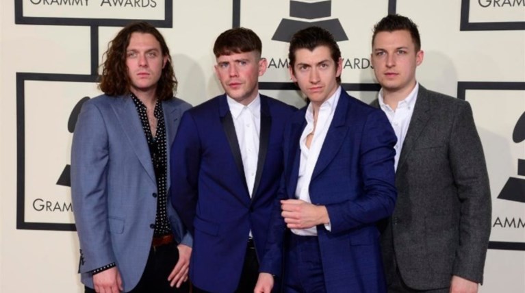 Άγνωστες φωτογραφίες των Arctic Monkeys «προλογίζουν» συναυλία τους