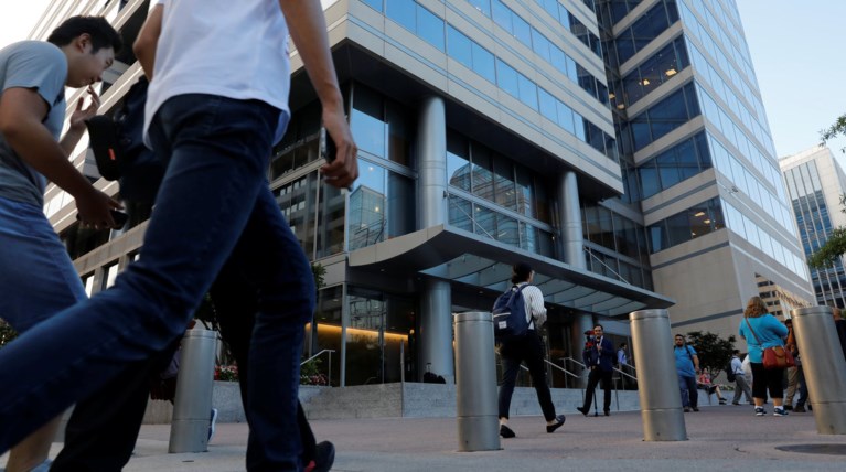 Bloomberg για ΔΝΤ: Η μείωση κρατικών δαπανών ζημίωσε την Ελλάδα περισσότερο