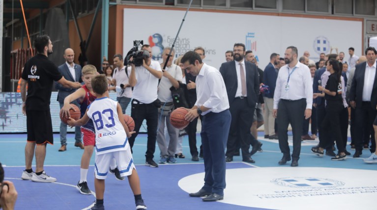 Τσίπρας στη ΔΕΘ με μπάσκετ, Queen και ατάκες για τον ΠΑΟΚ