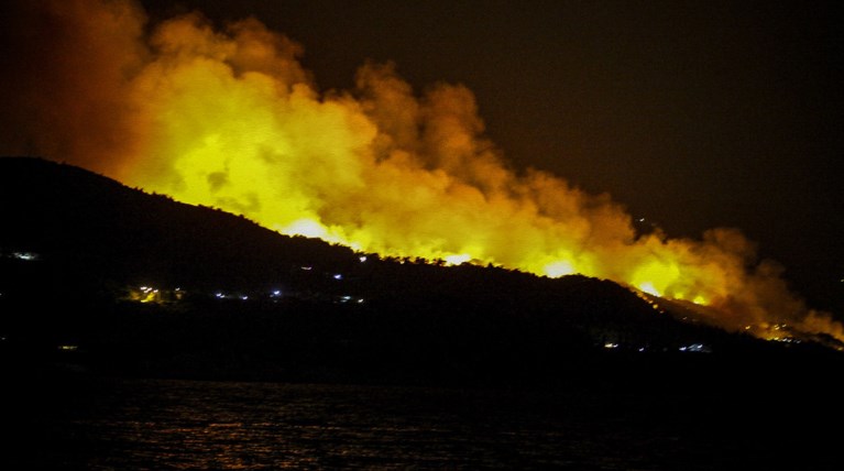 Σε εξέλιξη μεγάλη πυρκαγιά στη Σάμο - ολονύχτια μάχη με τις φλόγες