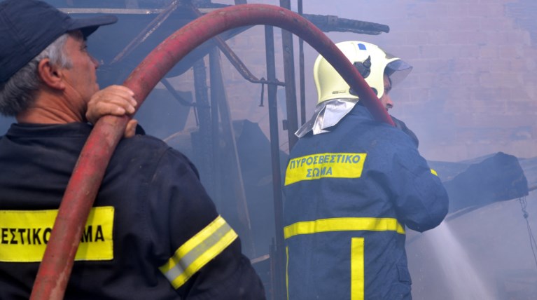 Υπό έλεγχο η φωτιά που έκαιγε όλη νύχτα στη Θεσσαλονίκη