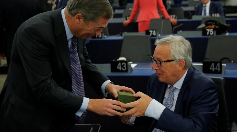 Το απίθανο αποχαιρετιστήριο δώρο του Φάρατζ στον Γιούνκερ