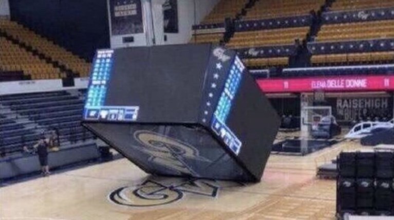 Κατέρρευσε ο πίνακας γηπέδου μπάσκετ στις ΗΠΑ