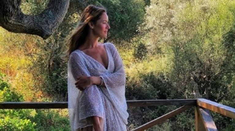 Το λιτό bridal look της καλλονής συζύγου του Χάρη Χριστόπουλου [Εικόνες]
