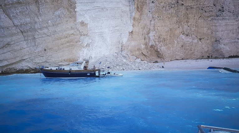 Ζάκυνθος: Τρεις τραυματίες από την πτώση βράχων στο Ναυάγιο