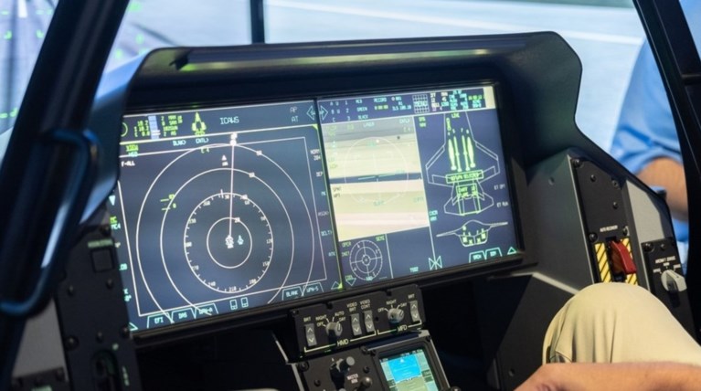 «Πιλοτάροντας» ένα F-35 σε προσομοιωτή πτήσης στη ΔΕΘ