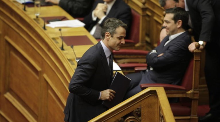 «Πόλεμος» υποσχέσεων: Πού ποντάρει η κυβέρνηση και πού η ΝΔ