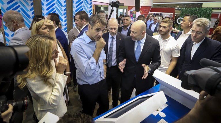 Η επίσκεψη Μητσοτάκη στα περίπτερα της ΔΕΘ