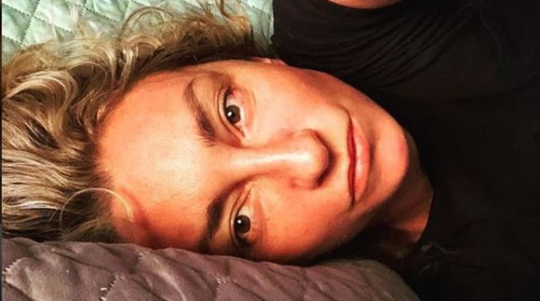 Η αληθινή ζωή της Ρέβη εκτός instagram:Αβαφη ρίζα, χωρίς βλεφαρίδες & πτώμα