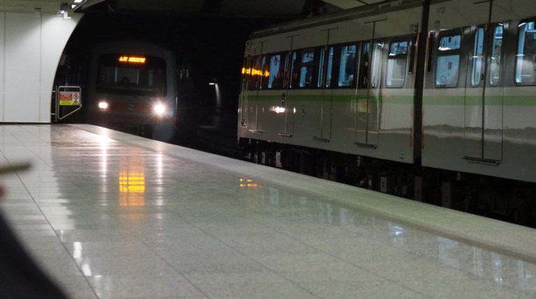 Ζωντανή ανασύρθηκε η γυναίκα που έπεσε στις ράγες του μετρό