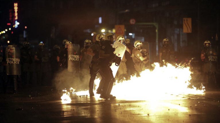 Μολότοφ και συγκρούσεις στην πορεία στο κέντρο της Θεσσαλονίκης (ΕΙΚΟΝΕΣ)