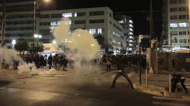 Πορεία στη μνήμη Π. Φύσσα: Καρέ καρέ τα επεισόδια στον Πειραιά
