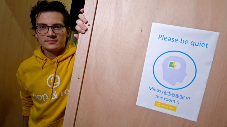 Οι κατάκοποι Λονδρέζοι νοικιάζουν "κάψουλες ύπνου" για μια ώρα ξεκούρασης