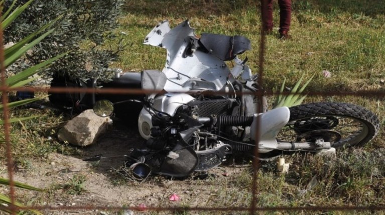 Μοτοσυκλέτα έπεσε σε θαμώνες καταστήματος μετά από συγκρουση με αυτοκίνητο