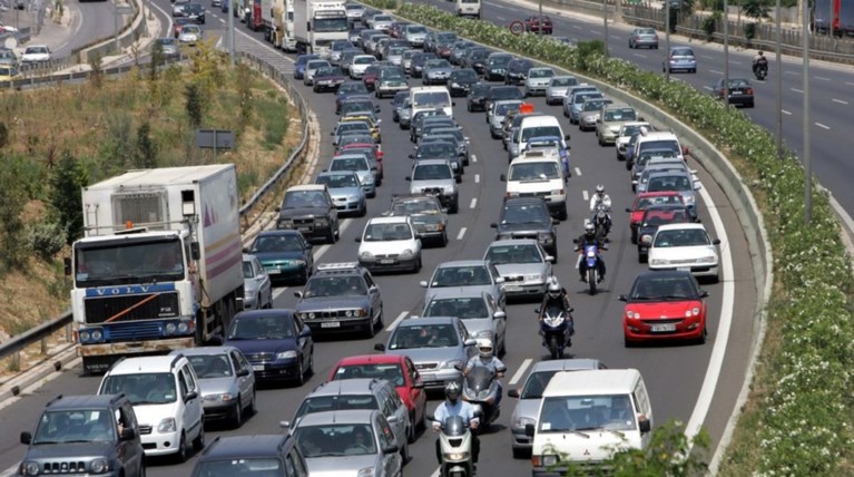 Ουρές χιλιομέτρων στον Κηφισό από τη Μεταμόρφωση λόγω τροχαίου