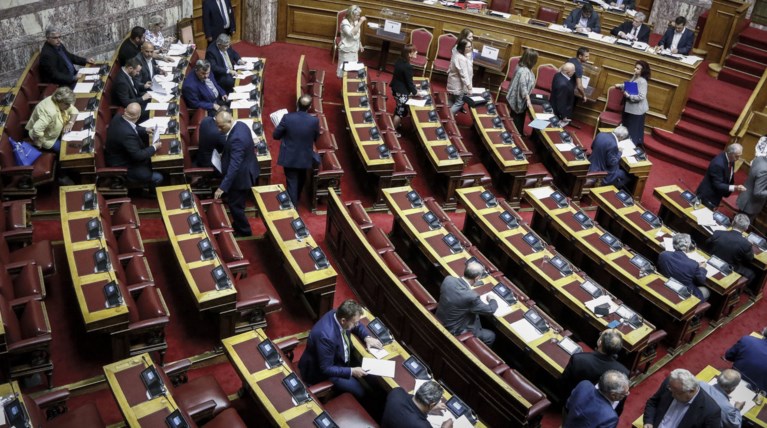 Σταθερά μπροστά η ΝΔ, "τσιμπάει" ο ΣΥΡΙΖΑ, πεντακομματική η Βουλή