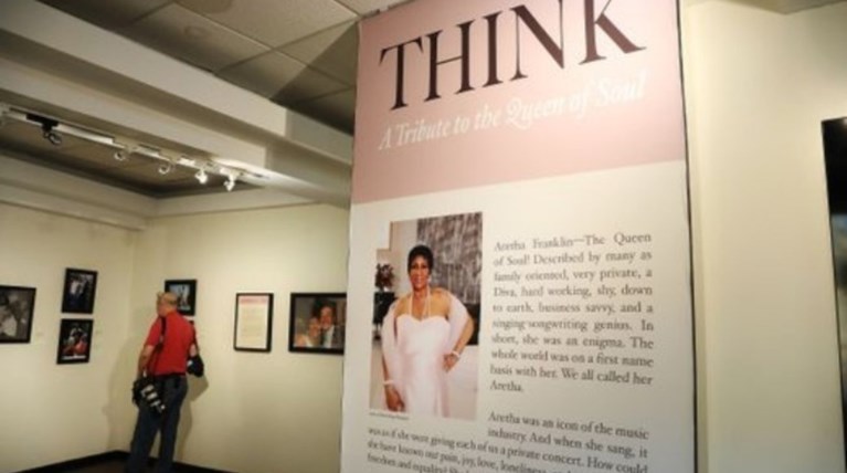 "Think" έκθεση φόρος τιμής στη βασίλισσα της σόουλ, Α.Φράνκλιν στο Ντιτρόιτ