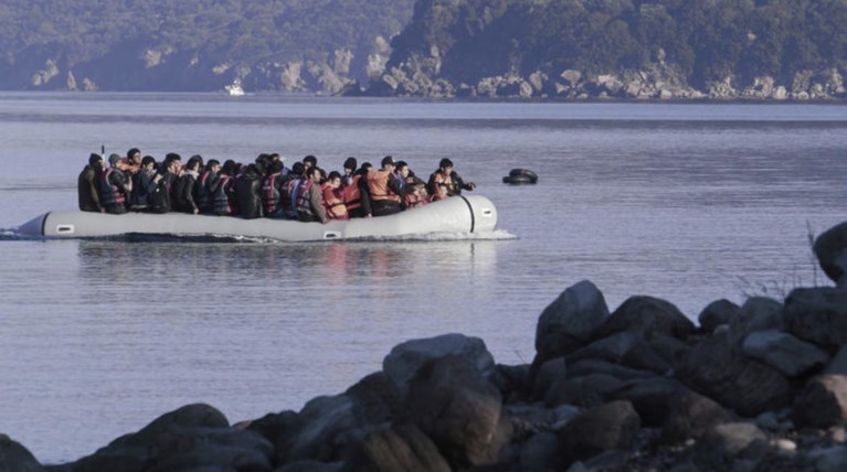 Λέμβος με 50 μετανάστες ανοιχτά του Φαρμακονησίου