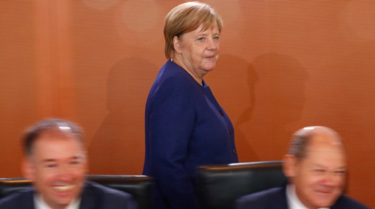 Deutsche Welle: Πυκνώνουν τα σύννεφα της αβεβαιότητας στο Βερολίνο