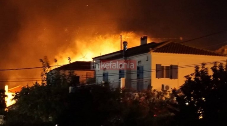 Υπό μερικό έλεγχο οι φωτιές σε Αχαΐα και Κεφαλονιά