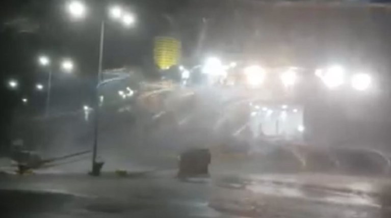 Ραφήνα: Μάχη του πλοίου να κρατηθεί δεμένο στο λιμάνι