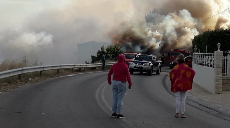 Κεφαλονιά: Ανεξέλεγκτη η φωτιά στο Κατελειό - Βίντεο