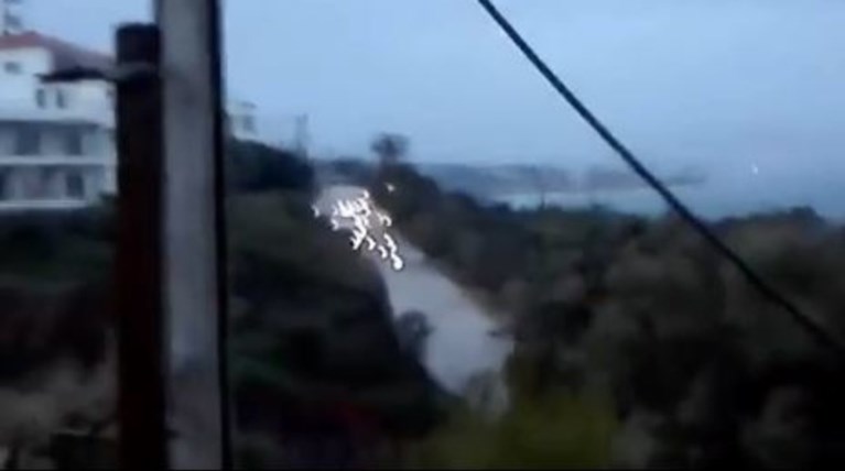 Κίνδυνος από κολώνα της ΔΕΗ στη Ραφήνα: Πέταγε σπινθήρες - Βίντεο