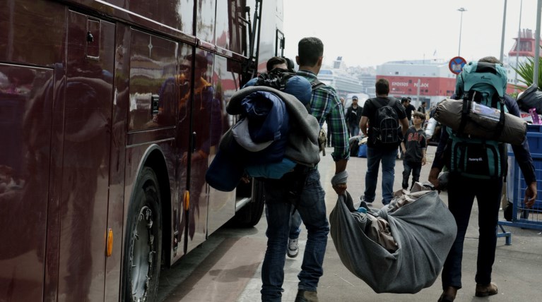 Συνεχίζεται η μεταφορά μεταναστών από τη Μόρια στην ενδοχώρα