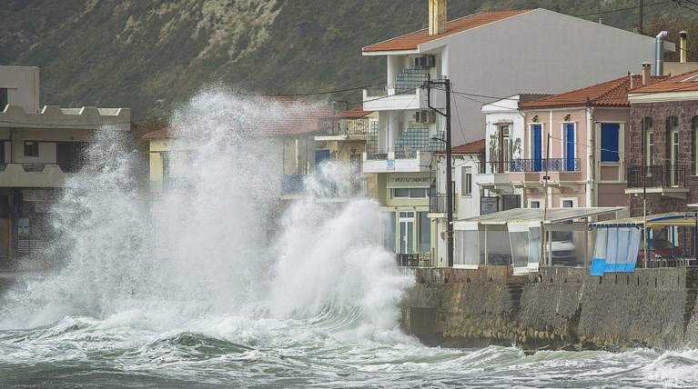 Συναγερμός για τον κυκλώνα Ζορμπά - πλήττει την Πελοπόννησο