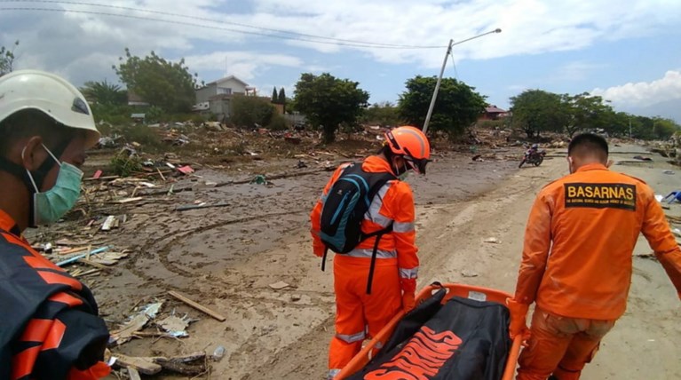 Ινδονησία: 832 νεκροί ο τραγικός απολογισμός από το τσουνάμι
