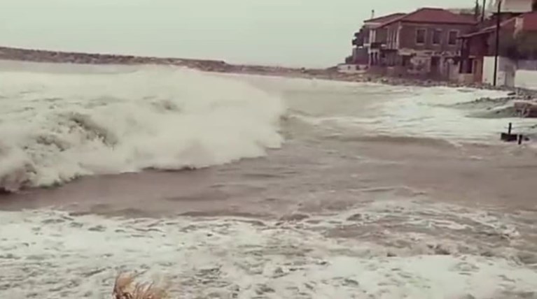 Κυκλώνας Ζορμπάς: Συνεχίζονται τα προβλήματα στις ακτοπλοϊκές συγκοινωνίες