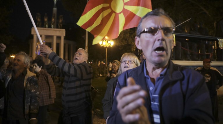 Πανηγυρίζουν την αποχή στο δημοψήφισμα στα Σκόπια-
