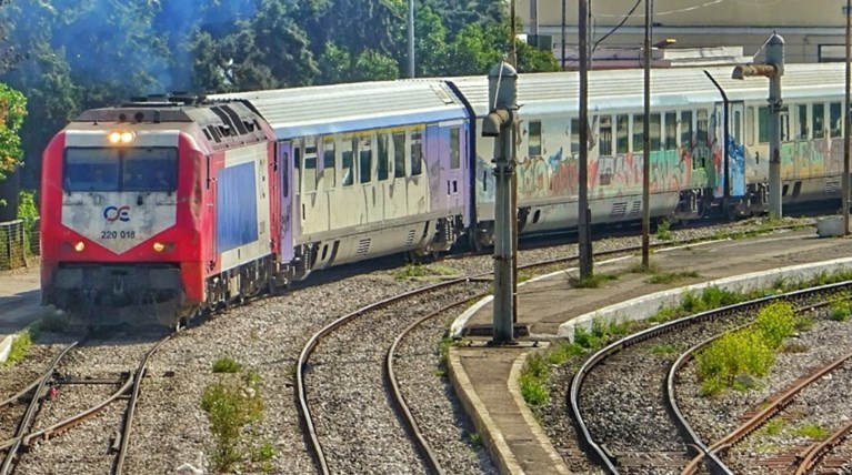 Εκτροχιάστηκε μηχανή τρένου στη γραμμή Αθήνα - Θεσσαλονίκη:Επεσε σε βράχια