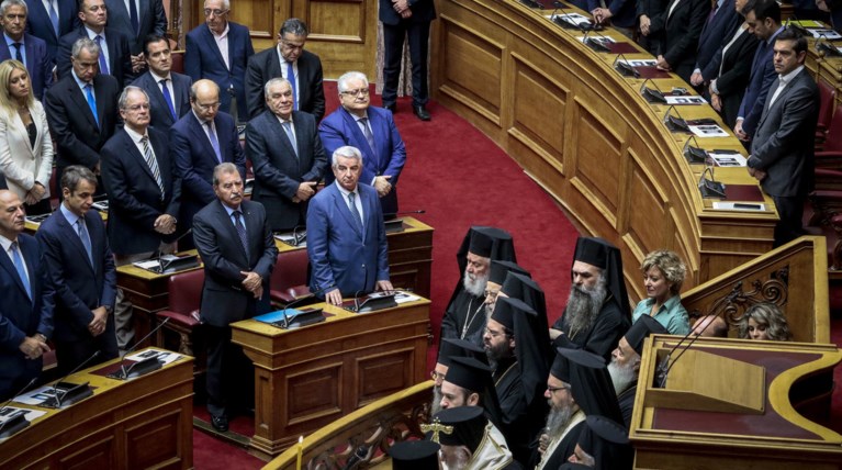 Αγιασμός στη Βουλή με χειραψία Τσίπρα - Μητσοτάκη