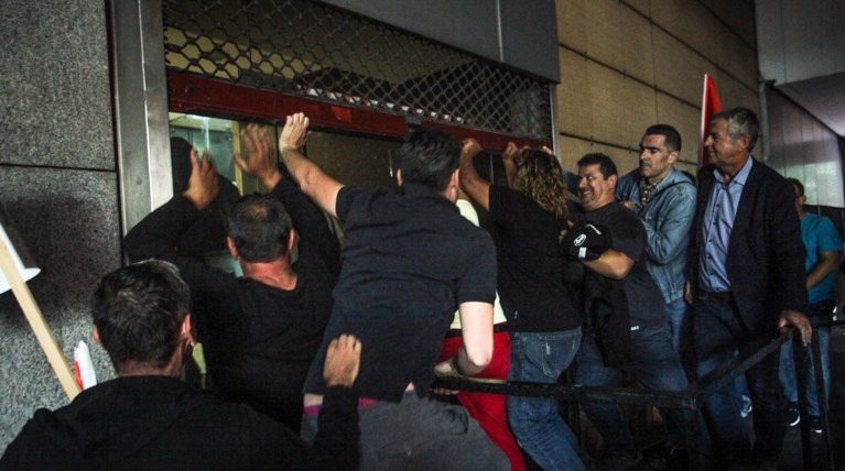 Έφοδος της ΠΟΕ-ΟΤΑ στο υπουργείο Οικονομικών