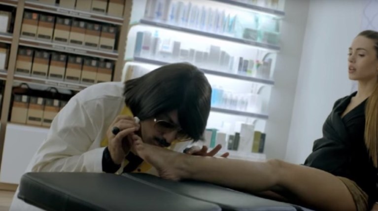 Σάλος με διαφήμιση με τον Τόνι Σφήνο: «Σεξιστική» και «προσβλητική»