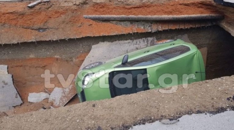 Απίστευτη εικόνα: Άνοιξε η γη και «κατάπιε» αυτοκίνητο στην Αιδηψό