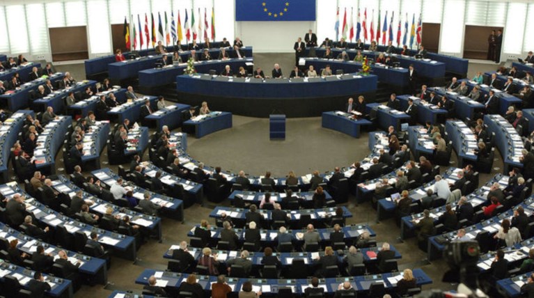 To «μπαλάκι» στο Κοινοβούλιο των Σκοπίων
