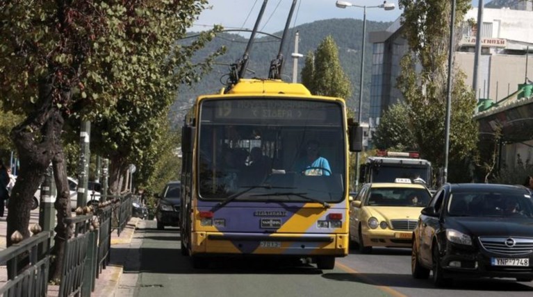 Κολόνα έπεσε σε τρόλεϊ στην Ομόνοια