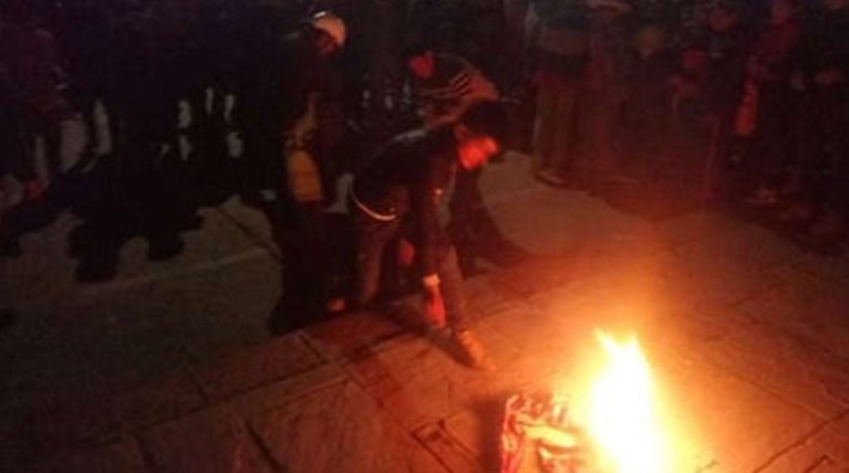 Όχλος έκαψε ζωντανό ύποπτο για κλοπή στο Περού (σκληρές εικόνες)