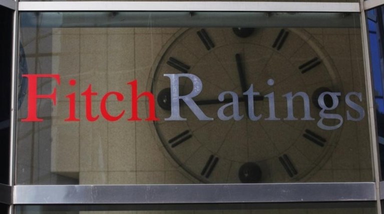 Fitch: Αναβάθμιση αλλά και καμπανάκι για τις ελληνικές τράπεζες
