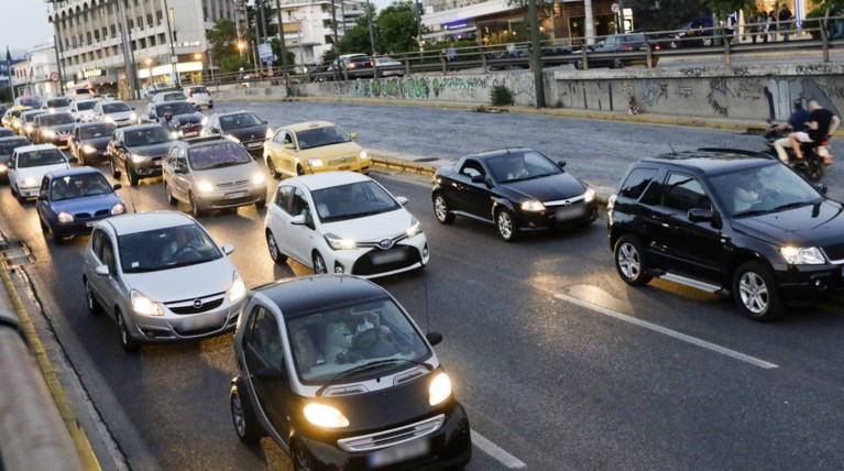 Κλειστή η κάθοδος της Κηφισίας στο ύψος της Αρδηττού-λάδια στο οδόστρωμα