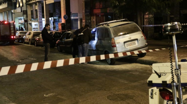 70 κουκουλοφόροι πυρπόλησαν ανενόχλητοι το ΑΤ Ομόνοιας