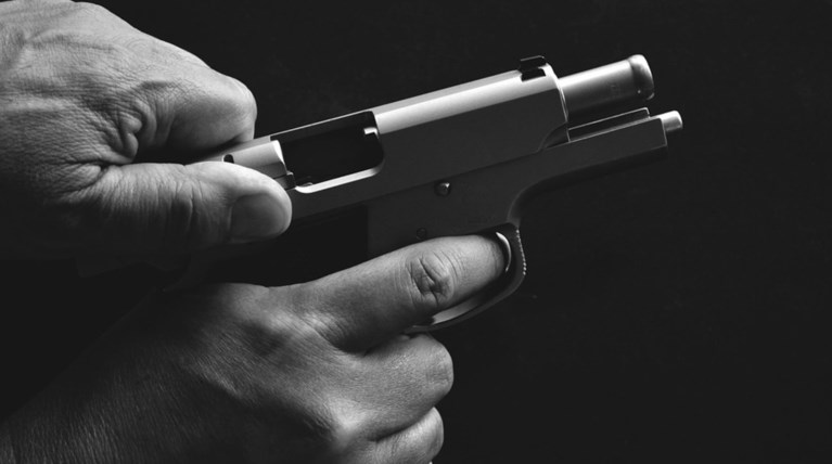 Σταμάτησε απότομα το αυτοκίνητο και ο  οδηγός που ακολουθούσε έβγαλε όπλο