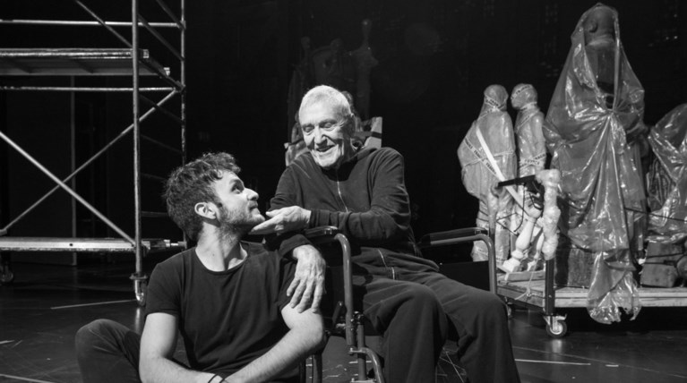 Ο 92χρονος Γιάννης Βογιατζής στη Κεντρική Σκηνή του Εθνικού θεάτρου