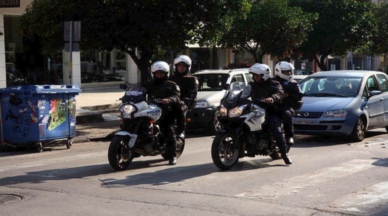 Πολυπολιτισμικό κύκλωμα έριχνε τα ναρκωτικά στα Εξάρχεια