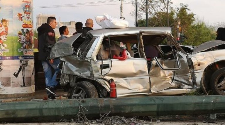 Σοβαρό τροχαίο με τραυματίες στον Κηφισό με νταλίκα και ΙΧ  -φωτό