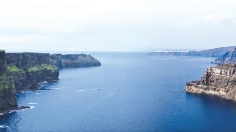 Πράσινα μεσογειακά νησιά στην ίδια γεωγραφική παράλληλο