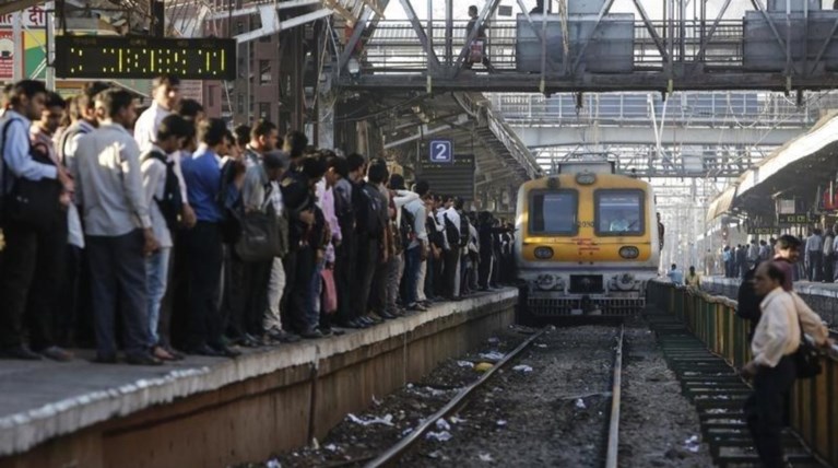 Ινδία: Τρένο έπεσε πάνω σε πλήθος,τουλάχιστον 50 νεκροί-βίντεο