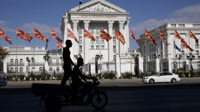 Σκοπιανά ΜΜΕ: Ξεκινά η συνεδρίαση στη Βουλή-Ολονύχτιο θρίλερ